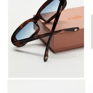 *NWT* Cult Gaia Terra Sunglasses Cult Gaia Terra Sunglasses in Black | REVOLVE main image 4